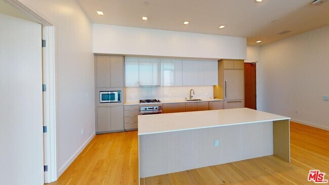 Building Photo - 525 Olive St