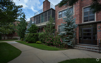 Building Photo - Fairfield Cedarhurst Court