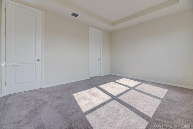 Building Photo - 1585 Evergreen Terrace