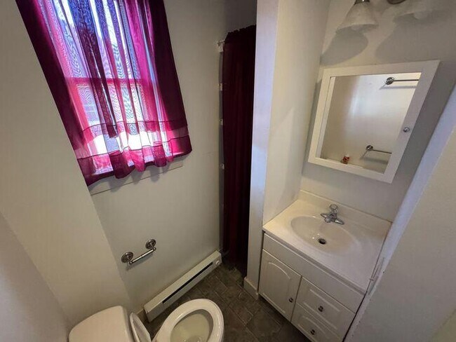 Building Photo - 212 W Pine Ave