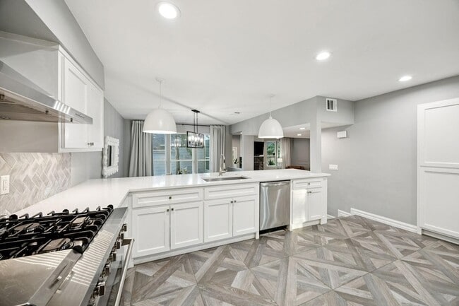 Building Photo - 7018 Blackwood Dr