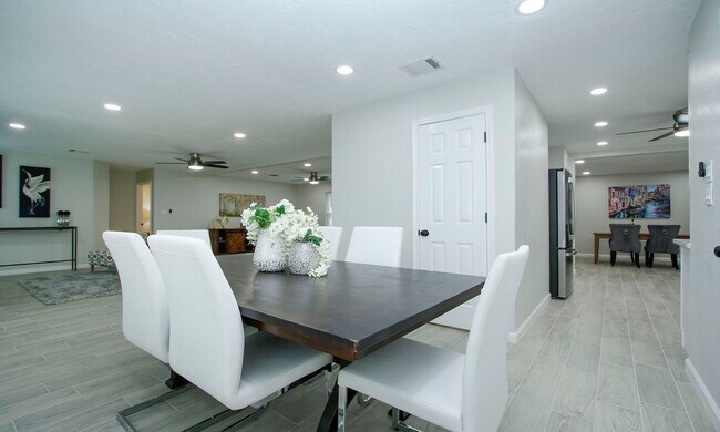 Building Photo - 25607 Pecan Valley Cir