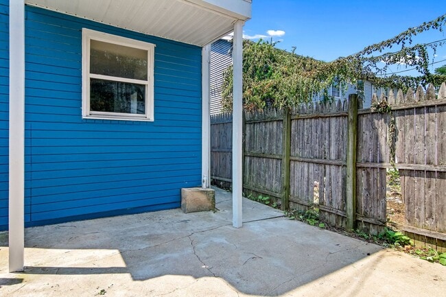 Building Photo - Coming Soon! Spacious 3 Bedroom, 1.5 Bath ...