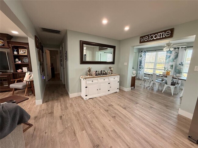 Building Photo - 360 Palm Cir