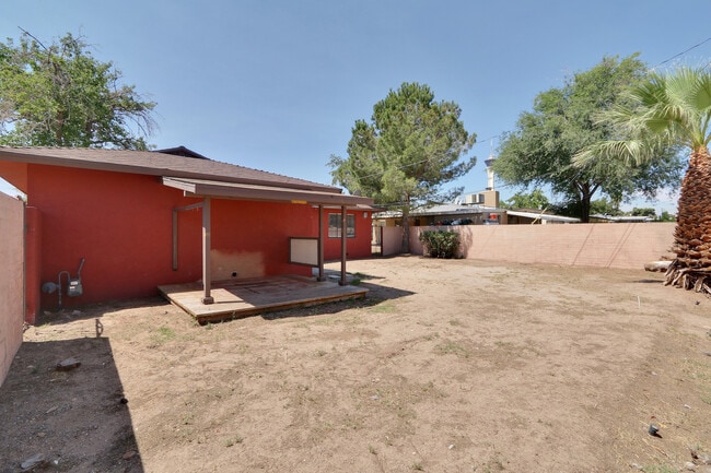 Building Photo - Spacious 3Bed/2Bath, 1-Story Ranch Home lo...