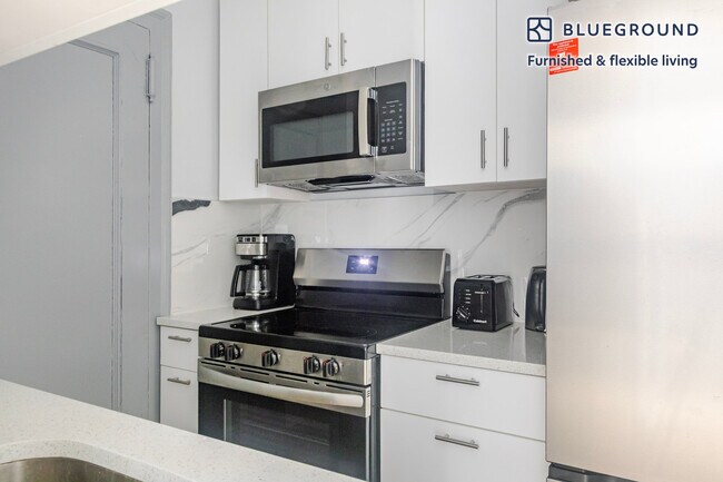 Building Photo - 161 W 54th St