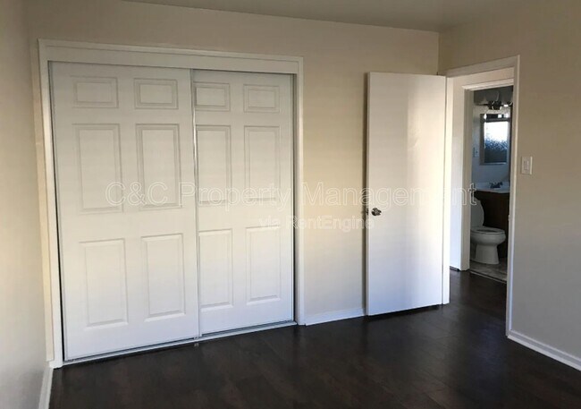 Building Photo - 926 Lupin Dr