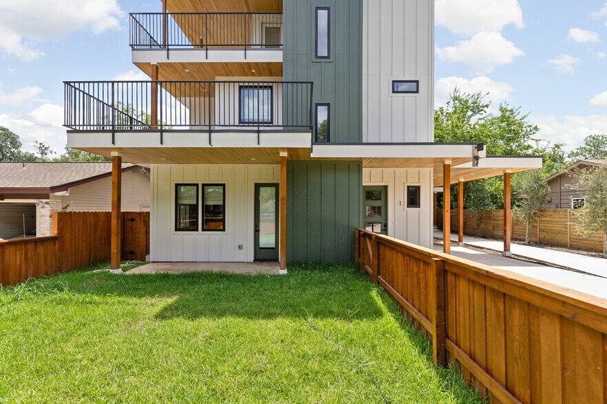 Building Photo - 1803 Fair Oaks Dr