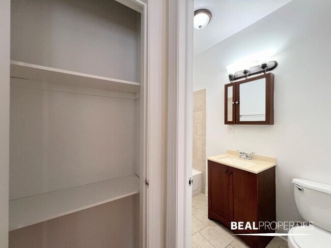 Building Photo - 1 bedroom in CHICAGO IL 60613