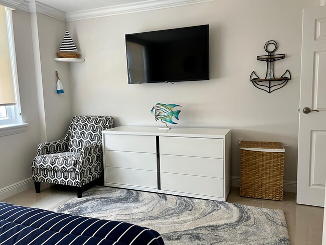 Building Photo - 5440 N Ocean Dr