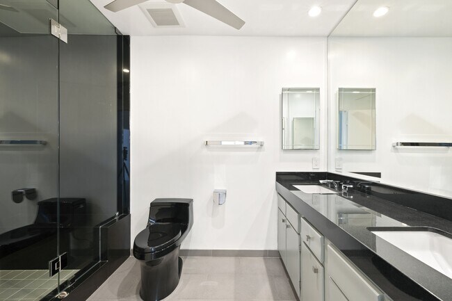 Building Photo - 4267 Marina City Dr