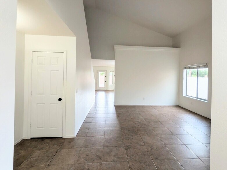 Building Photo - 33966 N Mercedes Dr