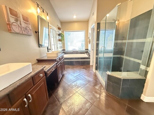 Building Photo - 902 W Sherri Dr