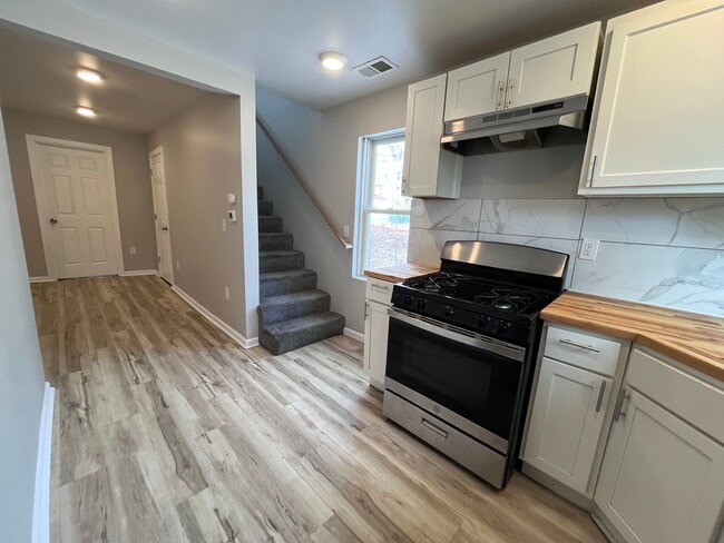 Building Photo - 2 bedroom, 1.5 bath house