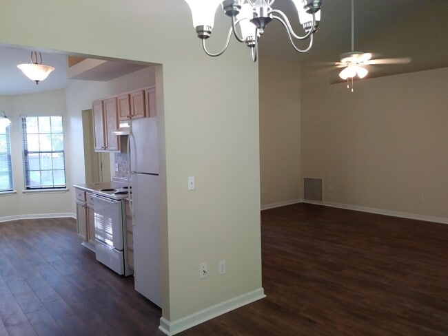 Building Photo - 1608 Akridge Dr