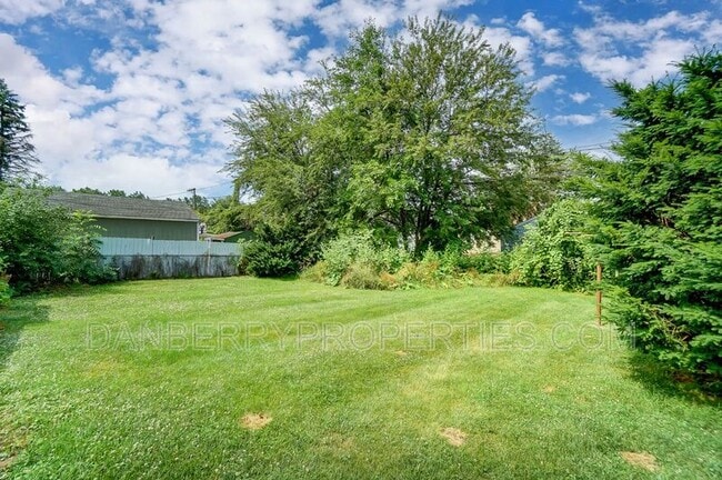 Building Photo - 347 Darrow Ave