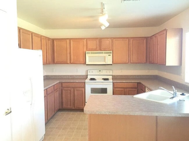 Building Photo - HOUSE FOR RENT