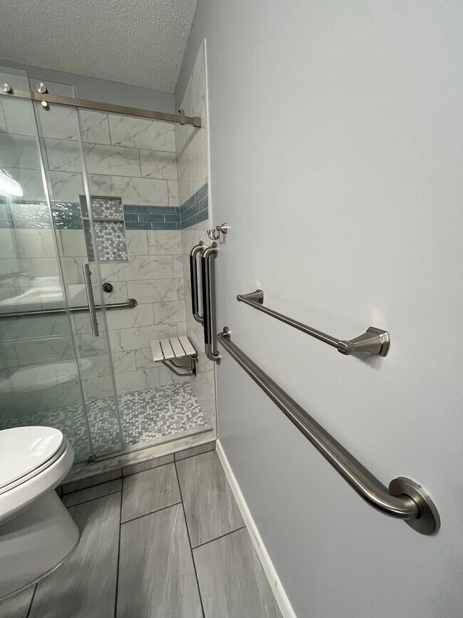 Building Photo - Kings Colony 2 / 2 bath with Florida room!