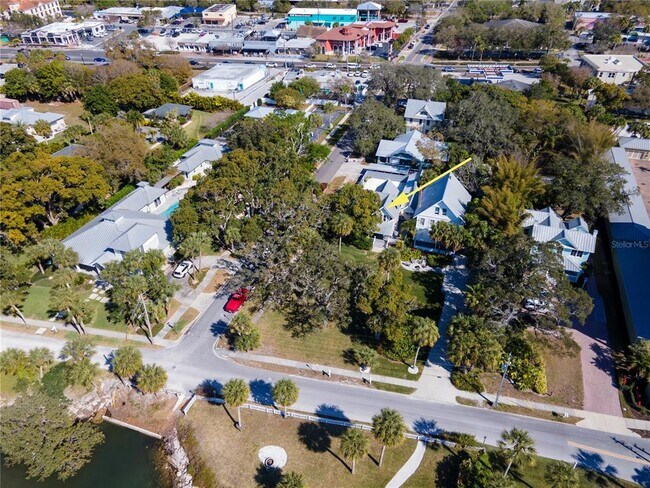 Building Photo - 835 Victoria Dr