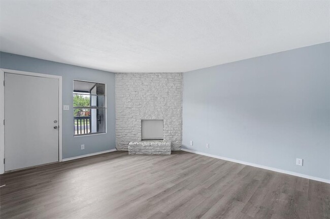 Building Photo - 302 Hedgewood Dr