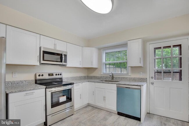Building Photo - 8529 Lakinhurst Ln