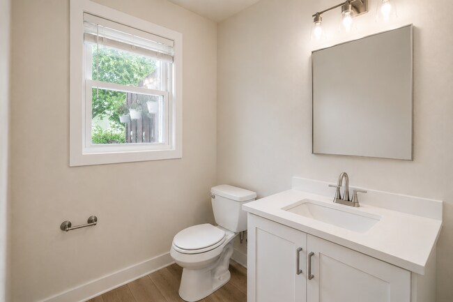 Building Photo - Updated 3 Bed Duplex