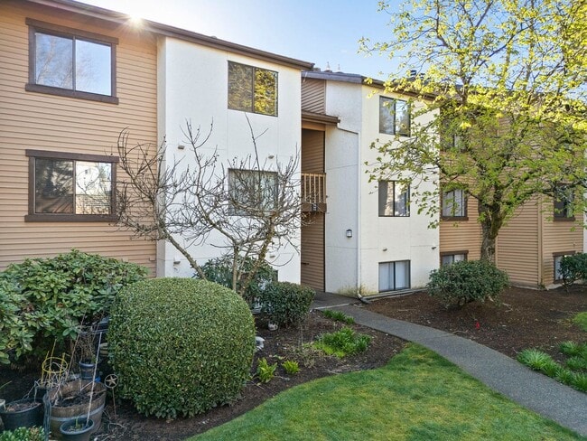 Building Photo - Top-Floor Condo with Panoramic Lake Easter Views, Vaulted Ceilings & Modern Updates!