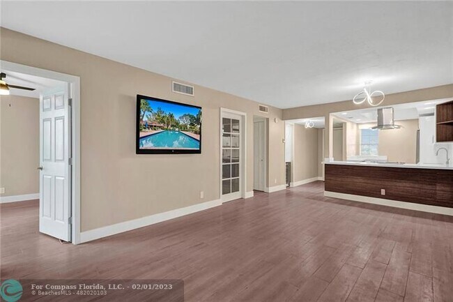 Building Photo - 3051 S Palm Aire Dr