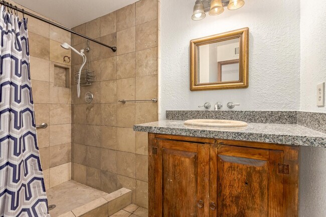 Building Photo - 805 W Toledo St