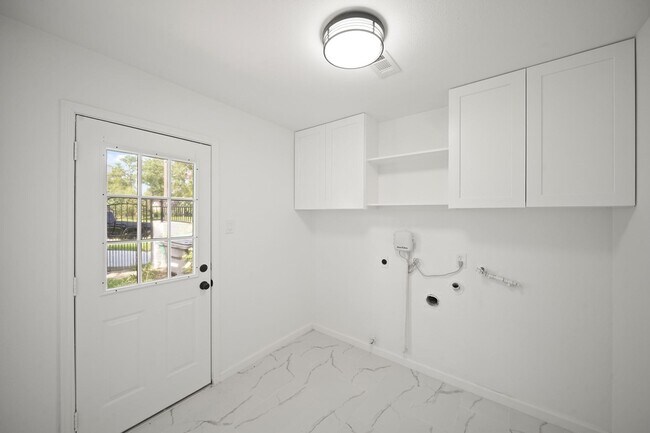 Building Photo - 5943 Greenmont Dr