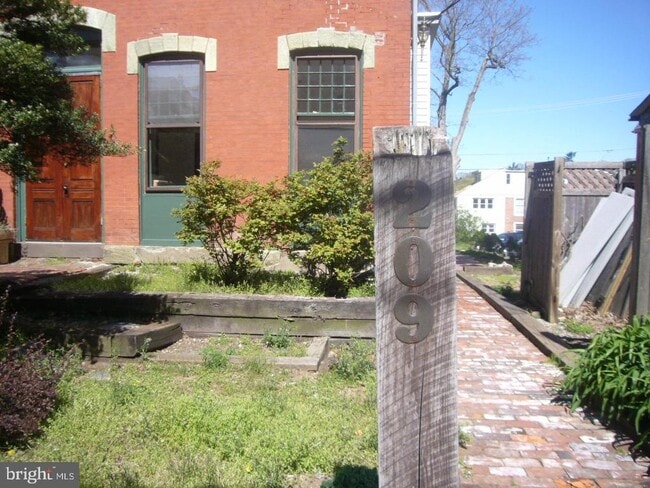 Building Photo - 209 W Chestnut St