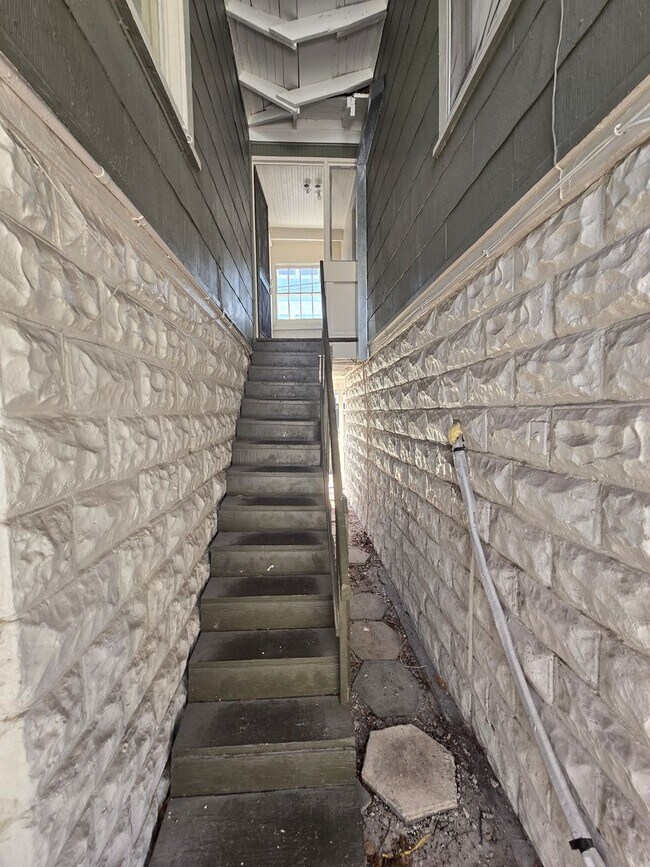 Building Photo - MOVE IN SPECIAL !! SPACIOUS 1/1 CONVENIENTLY LOCATED CLOSE TO DOWNTOWN ST. PETERSBURG