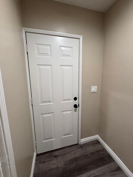 Back door - 725 N Mariposa St