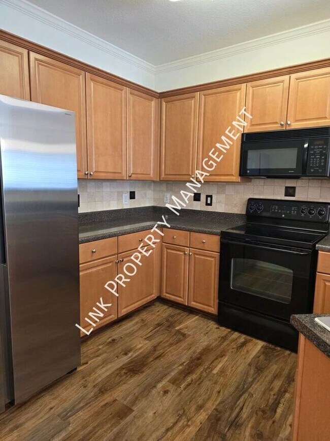 Building Photo - HALF OFF APRIL!  Beautiful One-Level Downstairs Condo in Prime Hamilton Place Location