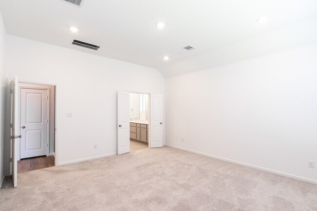 Building Photo - 705 Western Fern