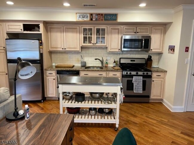 Building Photo - 208 Lenox Ave