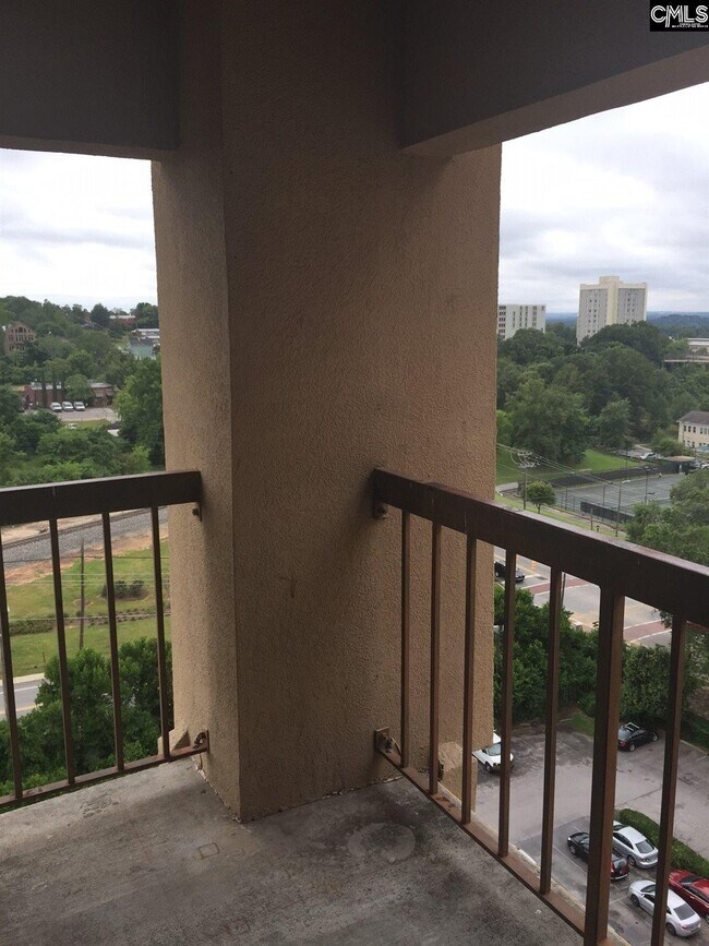 Building Photo - 1600 Park Cir