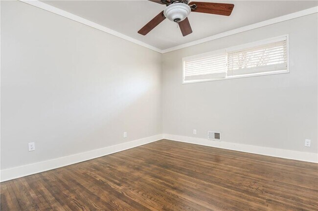 Building Photo - 2542 Warwick Cir NE