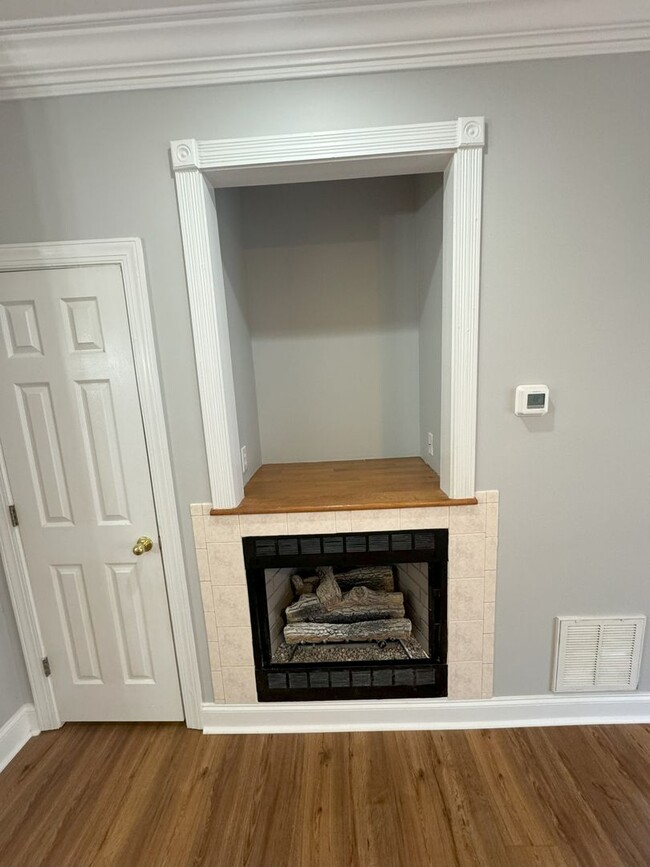 Building Photo - Discover Your Dream Home