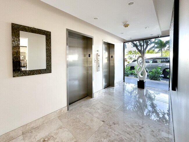 Building Photo - 4800 Bayview Dr