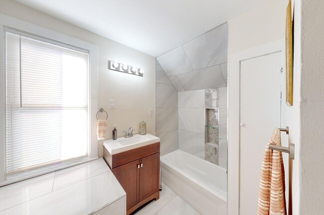 Building Photo - 2002 Ridgemont Rd