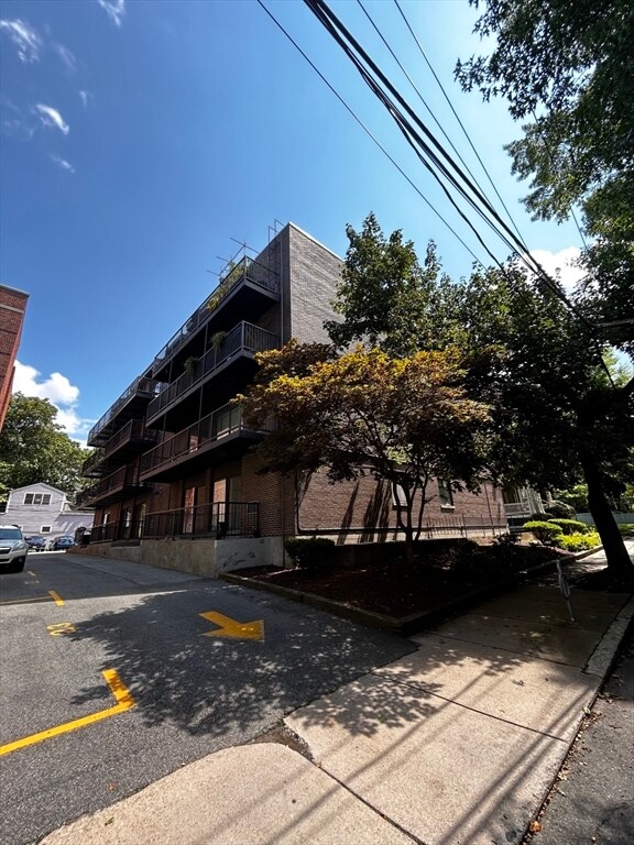 Building Photo - 24 Highland Ave