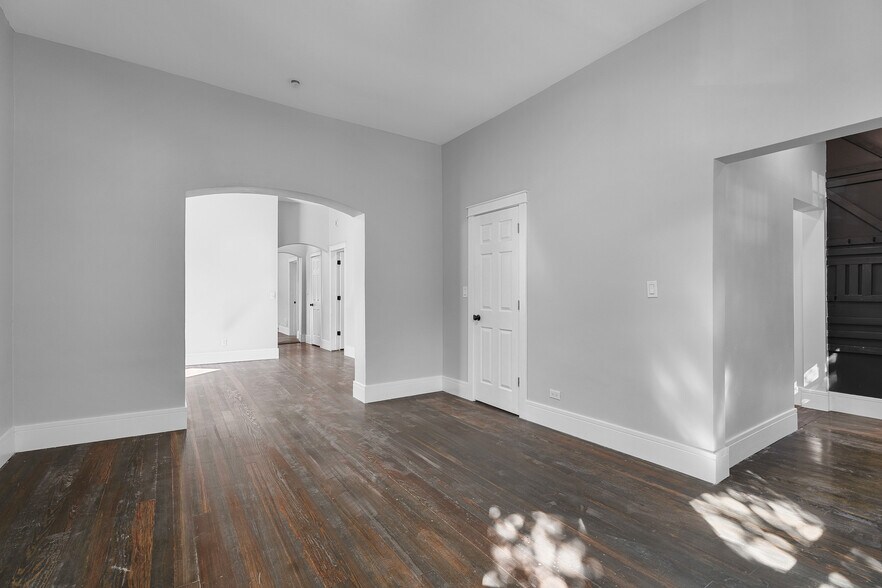 Building Photo - 1406 N Kildare Ave