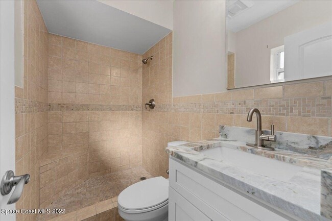 Building Photo - 215 Marion St