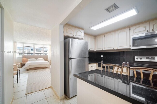 Building Photo - 999 Brickell Bay Dr