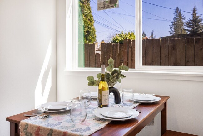 Building Photo - 11520 Roosevelt Way NE