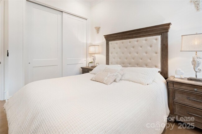 Building Photo - 705 S Torrence St