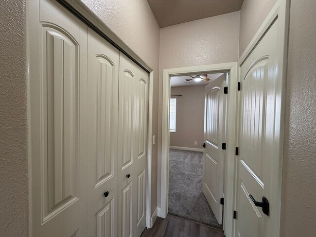 Building Photo - SPACIOUS TOWNHOME FOR RENT!