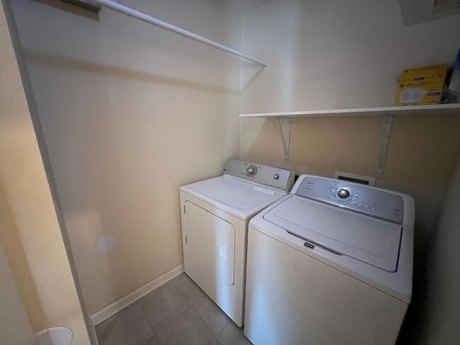 Building Photo - Available Now 3 BR 2 Bath Home in Lavernge with Fenced in Backyard!