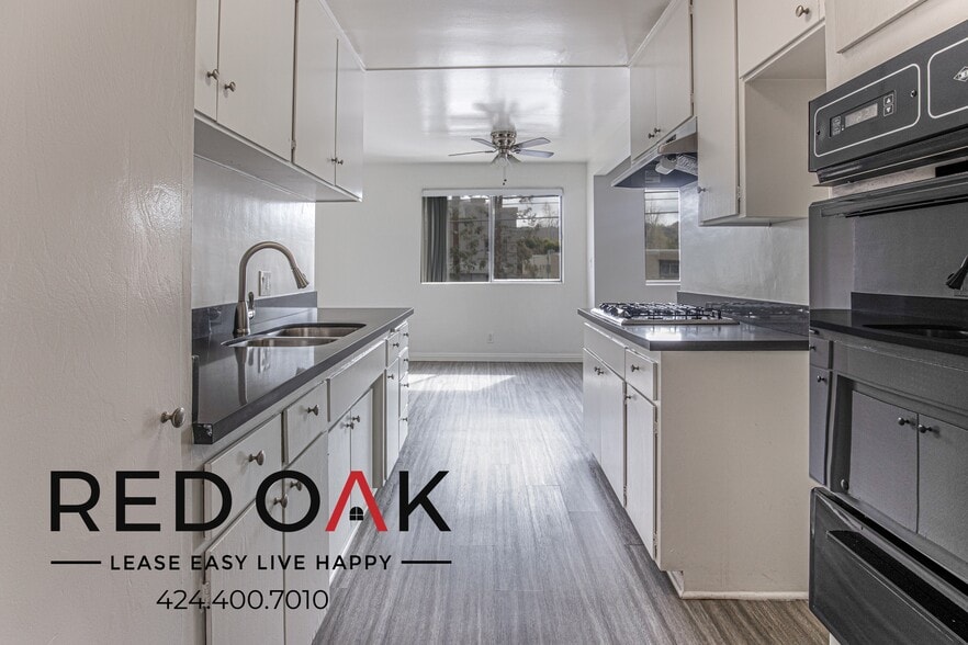 Building Photo - 12737 Moorpark St